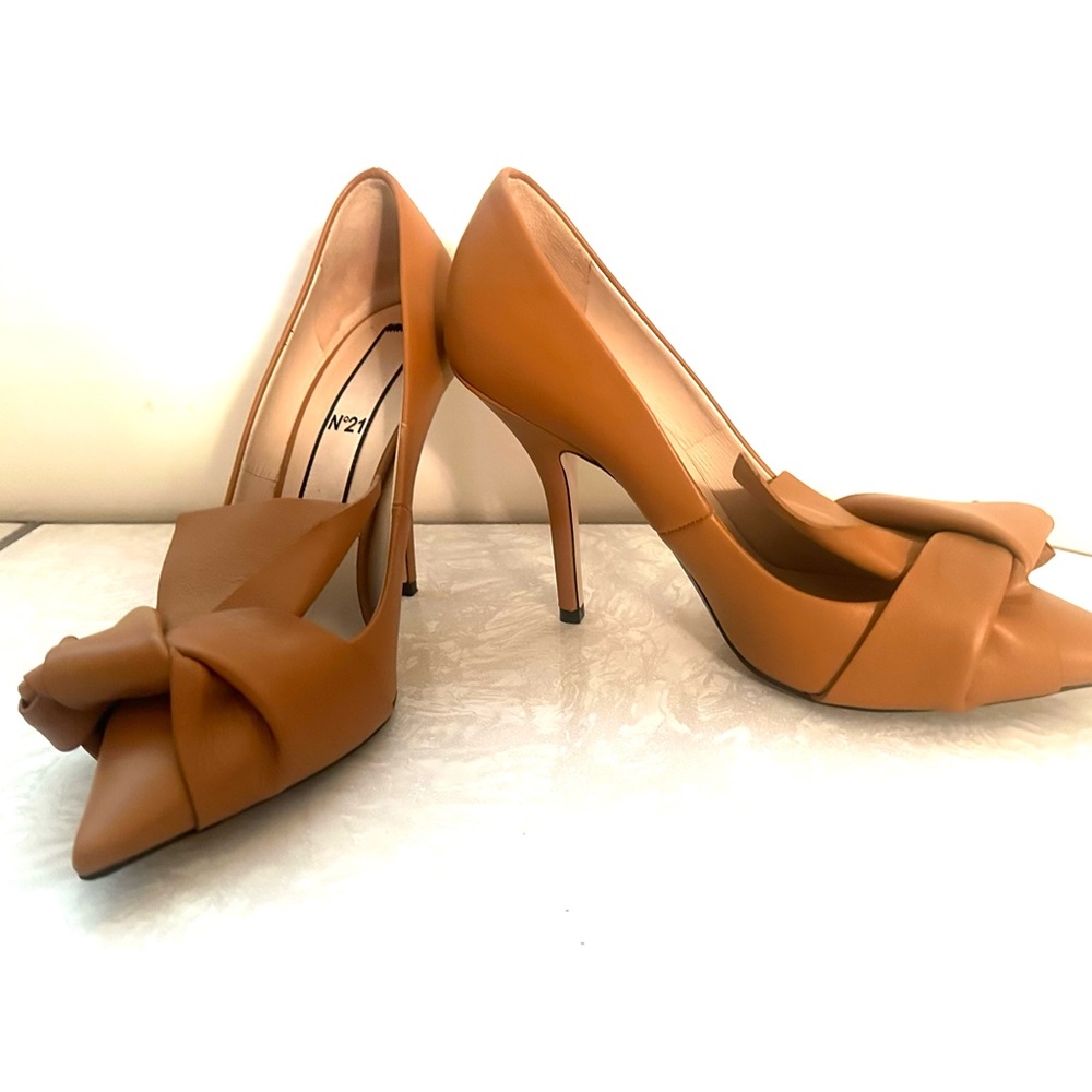 No. 21 Tan Bow Heels